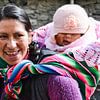 Boliviaanse vrouw met kind op rug in kleurige doek van Monique Tekstra-van Lochem