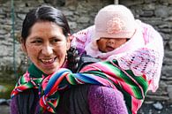 Boliviaanse vrouw met kind op rug in kleurige doek van Monique Tekstra-van Lochem thumbnail