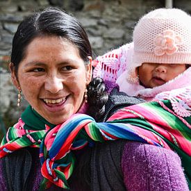 Mère bolivienne avec enfant au dos sur Monique Tekstra-van Lochem