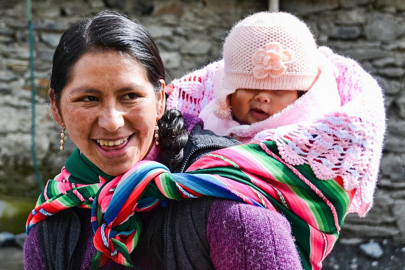 Boliviaanse vrouw met kind op rug in kleurige doek van Monique Tekstra-van Lochem