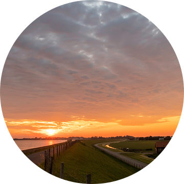 Polderlandschap tijdens zonsondergang van Marjolein van Middelkoop