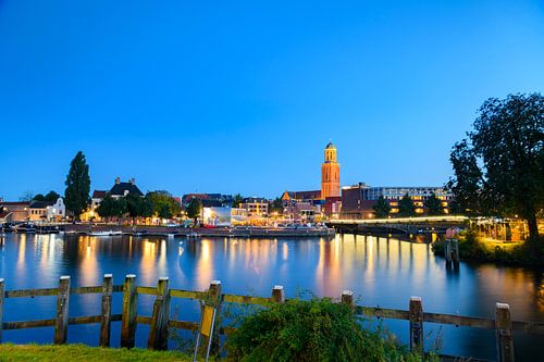 Skyline van Zwolle in de avond