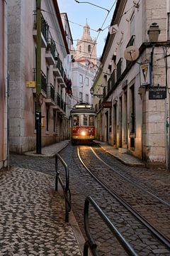 Die Tram 28 in der abendlichen Alfama - Wunderschönes Lissabon von Rolf Schnepp