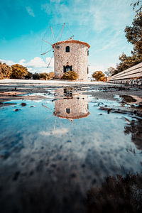 Grischische Windmühlen auf Zakynthos, mit Spiegelung am Tag
