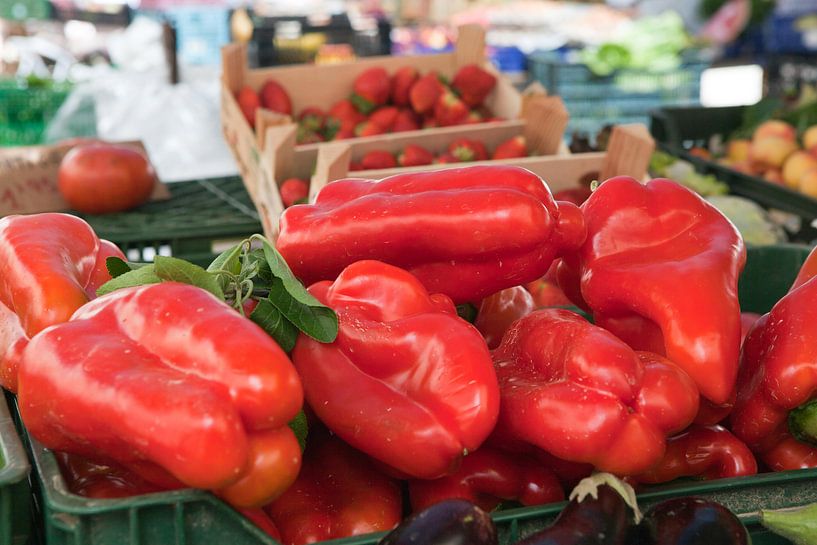 Rode paprika's op een markt in Mallorca van t.ART