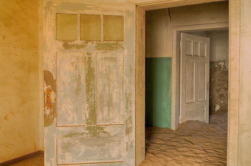 Verlaten huizen in woestijn van Namibië