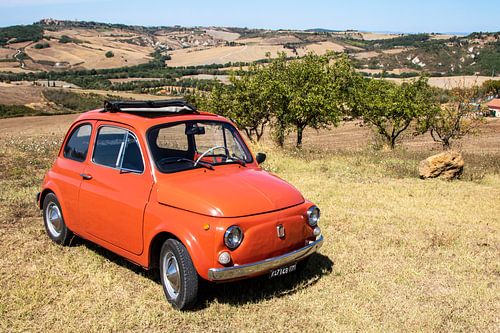 Fiat 500 in Toscaans landschap (3)