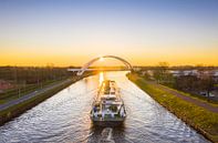 De zonsondergang tegemoet (binnenvaartschip) van Droninger thumbnail