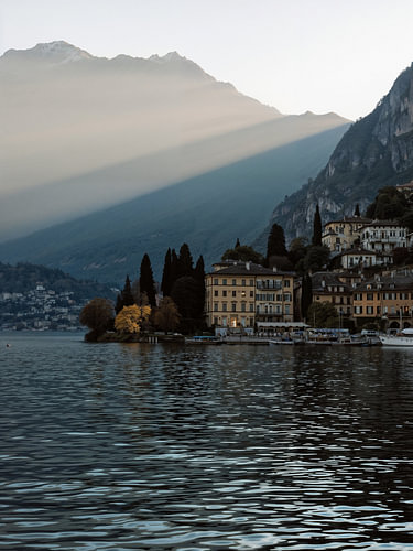 Lake Como in autumn – Varenna mural