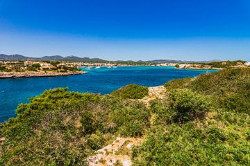 Idyllisch uitzicht op Porto Colom, mooie haven op Mallorca, Spanje van Alex Winter