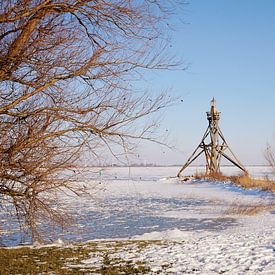 Leuchtturm am eisbedeckten IJsselmeer von Sandra Visser