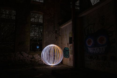 Lightpainting-Ball in einem alten verlassenen Gebäude