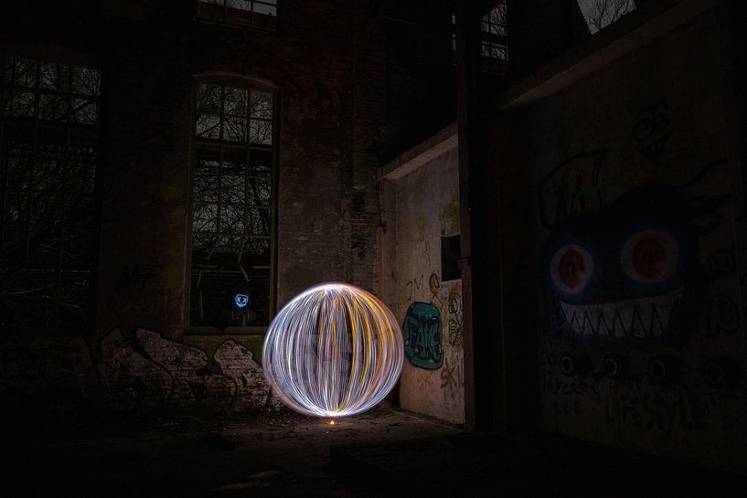 Lightpainting ball dans un vieux bâtiment abandonné par Charlotte Gohl