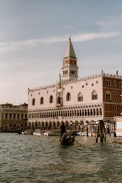 Dogepaleis in Venetië vanaf het water. van Nicolette Boom