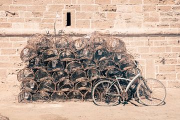 Stilleven van opgestapelde kreeftenmanden met een fiets van Ingrid Koedood Fotografie