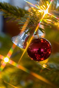 Weihnachtsglocke und Kugel mit sternförmigen Lichtern von Wim Stolwerk
