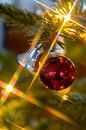 Kerstklokje en kerstbal met stervormige lichtjes van Wim Stolwerk thumbnail