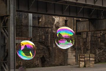 Kleurrijke zeepbel in industriële omgeving van MientjeBerkersPhotography