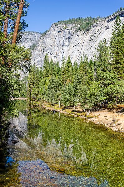 Reflectie in Yosemite National Park by Jan Beukema