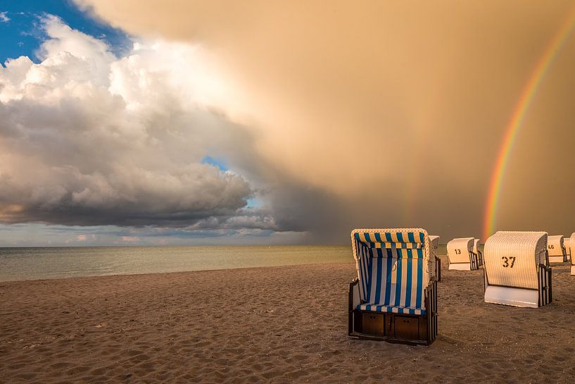 Strandkörbe mit Regenbogen an der Ostsee von Christian Müringer