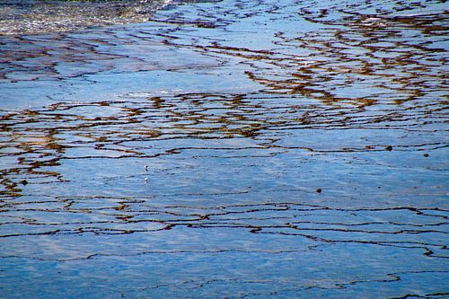 tekeningen in laag zeewater