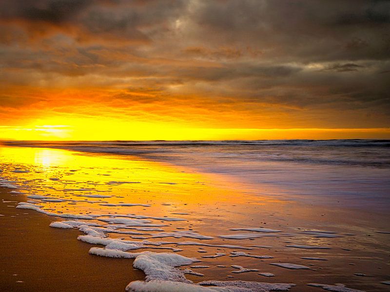 Zonsondergang Katwijk aan Zee van Wim van Beelen