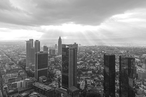 De skyline van Frankfurt in Duitsland tijdens zonsondergang