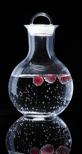 Glasreflecties van een waterkaraf