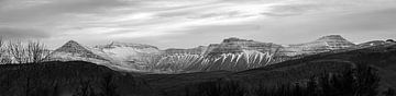 Besneeuwde bergtoppen in IJsland van KiekLau! Fotografie