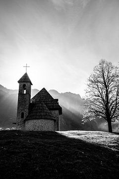 Niedliche kleine Kirche in den Bergen. Schwarz-Weiß-Foto.