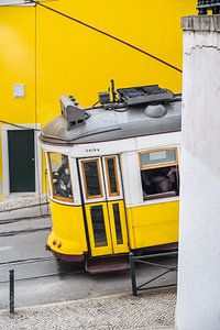 Tramway jaune à Lisbonne sur Patrycja Polechonska
