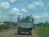 Truck Cuba met Cubanen. van Dionijsius Horik thumbnail