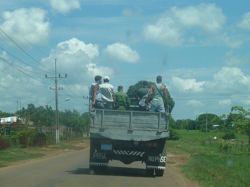 Truck Cuba met Cubanen.
