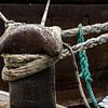 Trossen en bolders en schepen aan de kade van scheepskijkerhavenfotografie