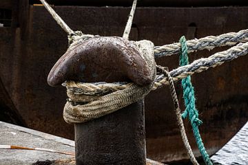 Trossen en bolders en schepen aan de kade van scheepskijkerhavenfotografie