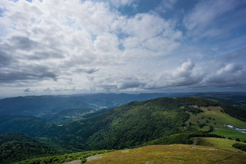 Frankreich - Panoramablick von einem Berg auf endlose grüne Wälder von adventure-photos