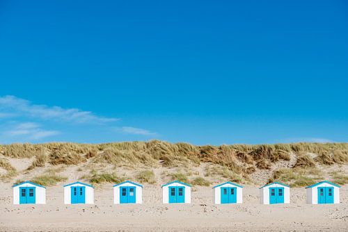 7 strandhuisjes in rij op het eiland Texel.