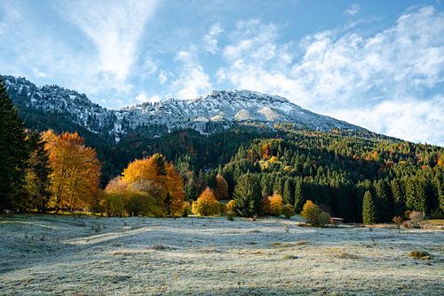 Breitenberg in de herfst met vorst en verse sneeuw