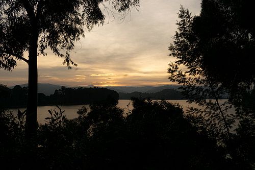 Zonsondergang in de bergen – Lake Bunyonyi in goud en paars