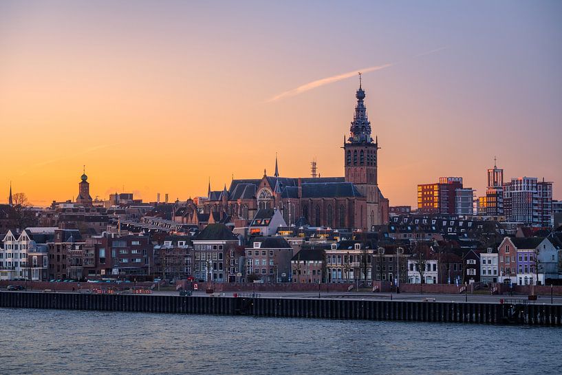 Nijmegen met Stevenskerk in de morgen van Jeroen Lagerwerf