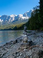 Tour en pierre au bord du lac Eibsee aux reflets turquoise.