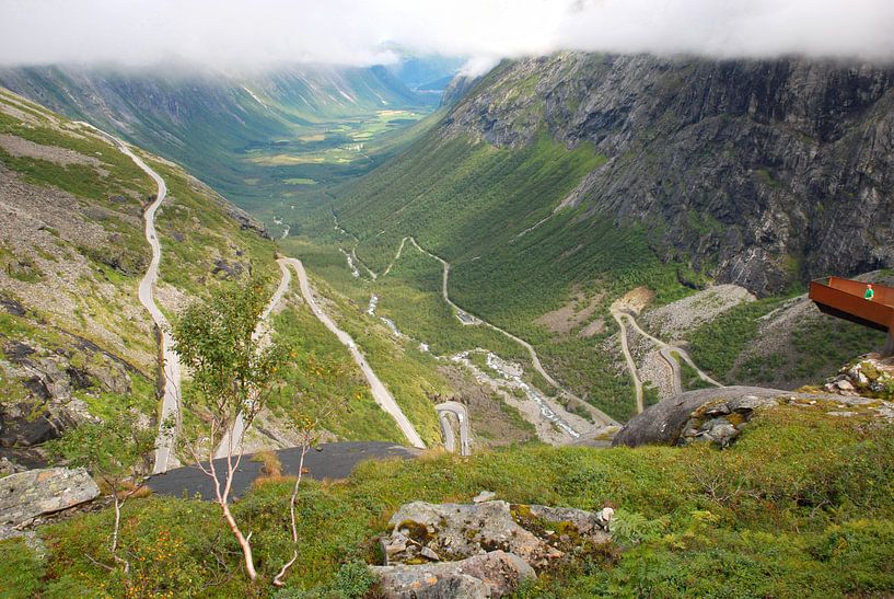 Uitkijkplateau Trollstigen Noorwegen by Margreet Frowijn