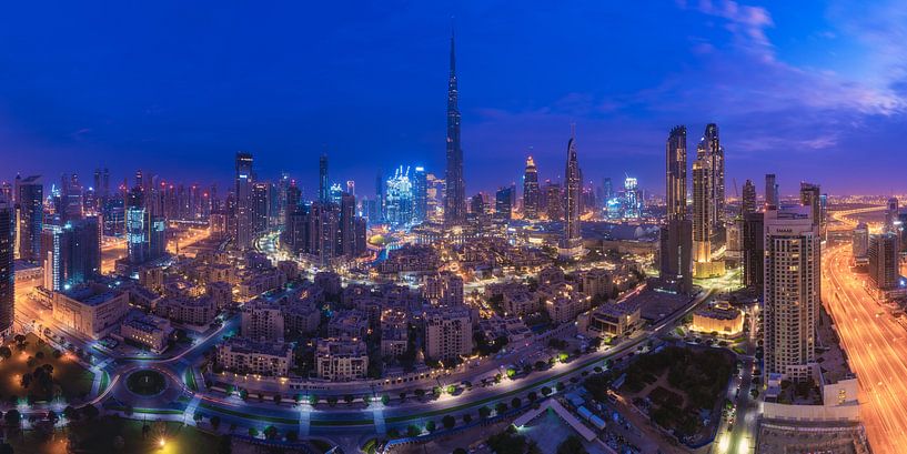 Dubai Skyline mit Burj Khalifa zur Blauen Stunde von Jean Claude Castor