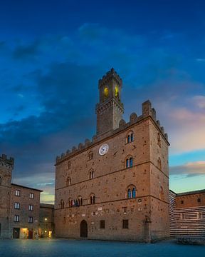 Volterra, mittelalterlicher Palazzo Dei Priori bei Sonnenuntergang. Toskana von Stefano Orazzini