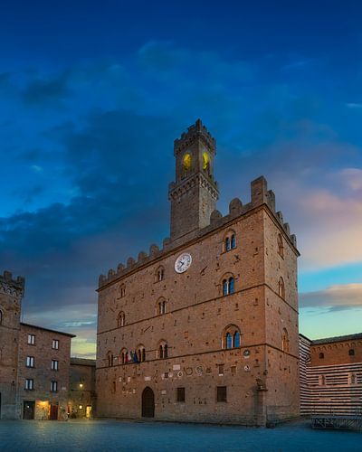 Volterra, middeleeuws Palazzo Dei Priori bij zonsondergang. Toscane