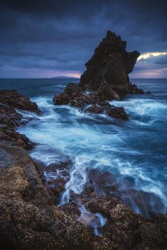 Madeira Santa Cruz rotsen in het water van Jean Claude Castor