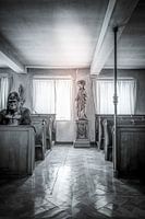 Surealistische foto van een gorilla in een kapel