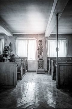Surealistische foto van een gorilla in een kapel
