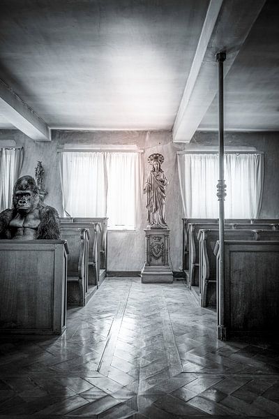 Surealistische foto van een gorilla in een kapel van Els Casaert
