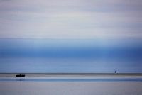 Bateau de pêche en contraste avec la nature